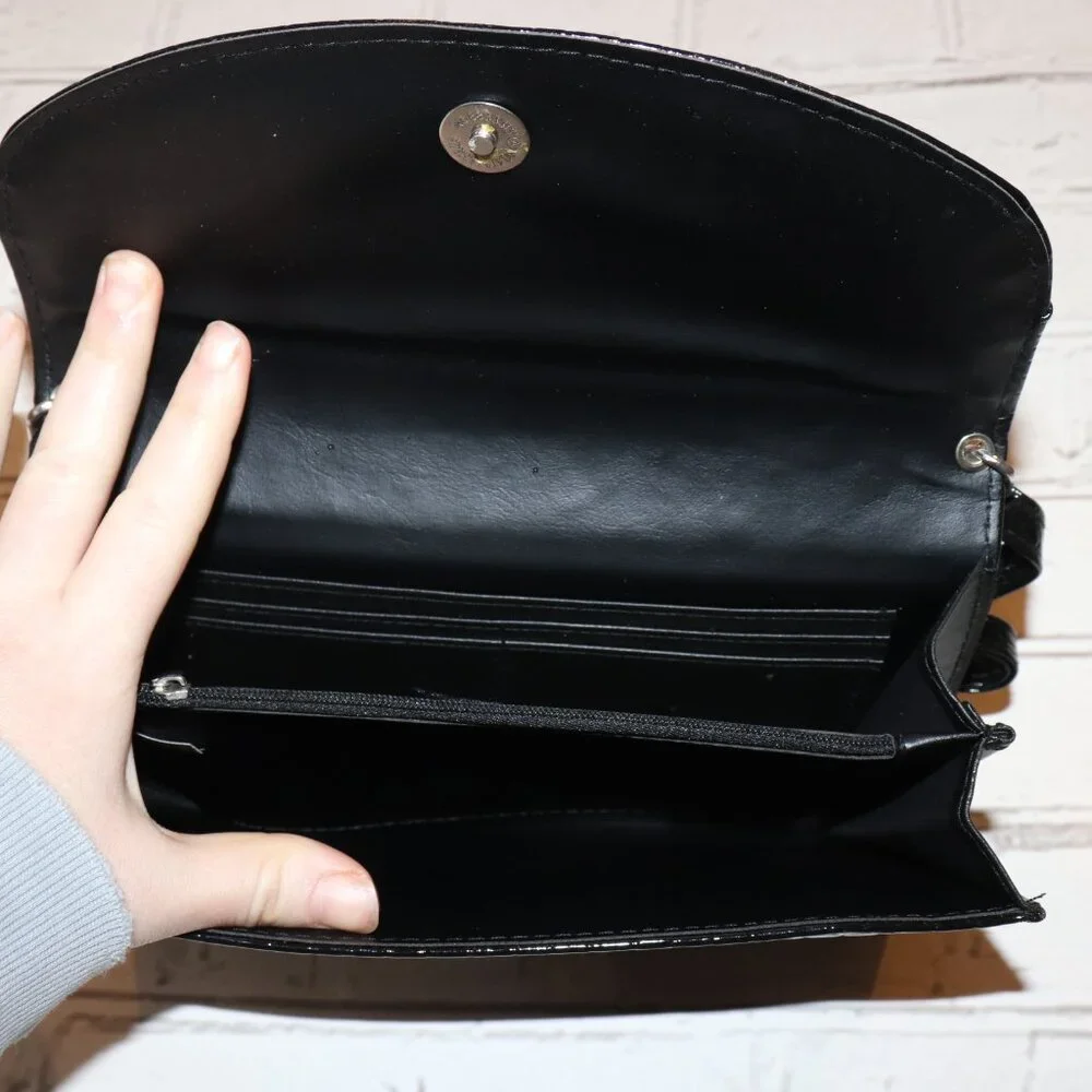🖤 NWOT Black Croc‑Texture Flap Purse · 9.5x5 A glossy little statement